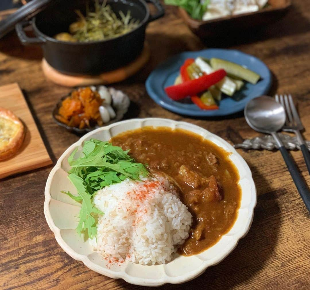 爲我井あゆみのインスタグラム：「しばらくカレー🍛 #牛すじカレー #staub   牛すじは2度茹でこぼし #圧力鍋　15分加圧  じゃがいもをstaubで調理すると本当にホクホクで甘くて好き🥰 ローズマリーと一緒に火にかけるだけで絶品😍」