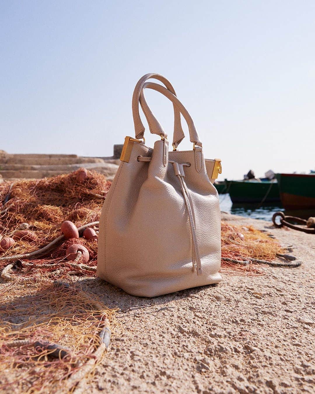 のインスタグラム：「A Mediterranean summer morning, with your new Gabrielle bucket bag.  #Coccinelle #CoccinelleStaycation #ItalianHolidays #ItalianSummer #CoccinelleBags #Beauty #Bucket #Gabrielle」