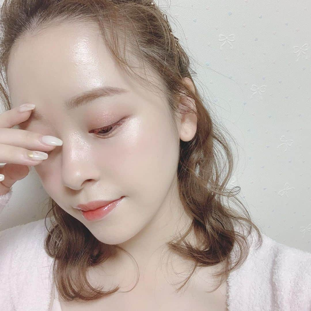 空山菜摘さんのインスタグラム写真 - (空山菜摘Instagram)「♡ ルームウェア×ヘアメイク💘 . . 自粛期間中に可愛い部屋着やパジャマを 買った人も多いのでは！？🤔✨ 外出するときはマスクをつけるから、 おしゃれしてもなんか物足りひんけど お家ならヘアメイクを思いっきり楽しめる💄 . ヘアメイクしっかりしたい欲が 不完全燃焼な場合は意外と気分上がるし 友達2~3人でしたら絶対にもっと可愛い😍 . . 可愛いルームウェアに合わせた ヘアメイクのポイントは @laurier_pres の記事をチェックしてね✨ . . . . . #韓国コスメ #アイシャドウ #mimc #ミネラルコスメ #エスポア #ロムアンド #ミシャ #アナスイ #WHOMEE #ピンクメイク #ホリカホリカ #キャンメイク #ベースメイク #セルフヘアアレンジ #プチプラコスメ #自まつ毛 #自まつ毛メイク #自まつげメイク #ソラメイク #コスメレポ  #コスメ垢 #ローリエプレス」8月24日 19時53分 - natsumi_sorayama