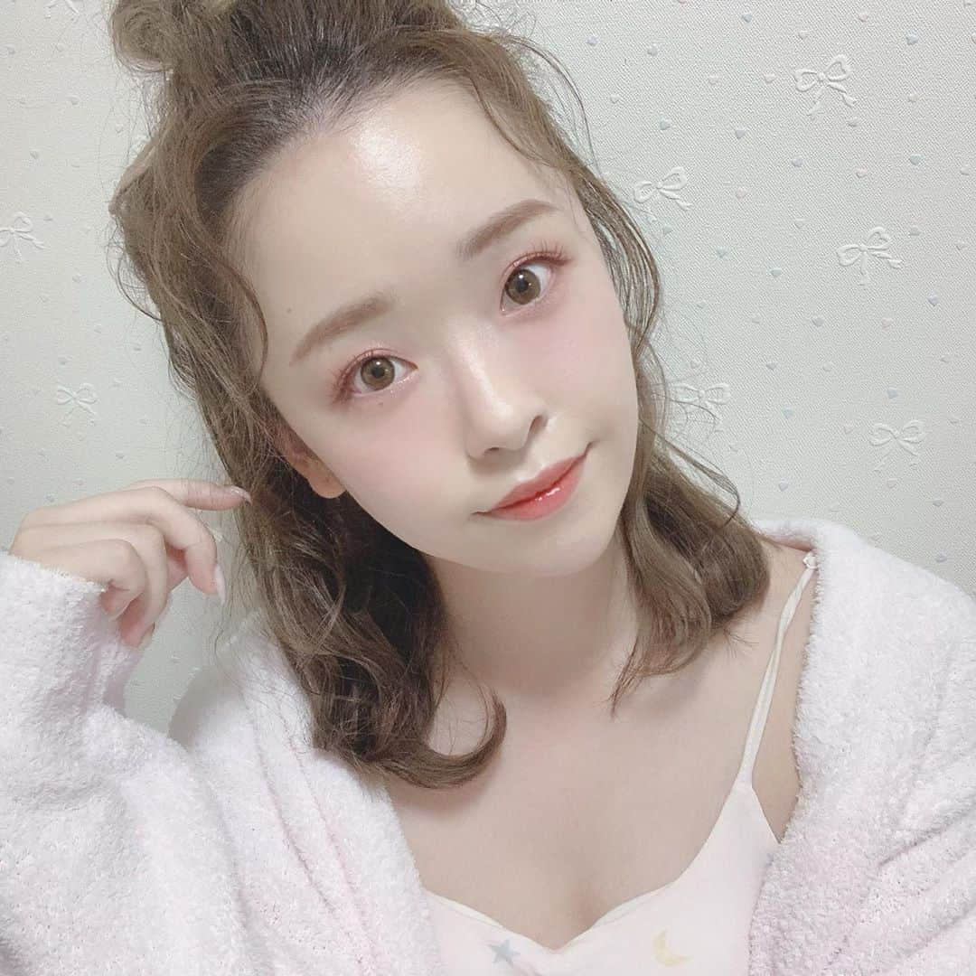 空山菜摘さんのインスタグラム写真 - (空山菜摘Instagram)「♡ ルームウェア×ヘアメイク💘 . . 自粛期間中に可愛い部屋着やパジャマを 買った人も多いのでは！？🤔✨ 外出するときはマスクをつけるから、 おしゃれしてもなんか物足りひんけど お家ならヘアメイクを思いっきり楽しめる💄 . ヘアメイクしっかりしたい欲が 不完全燃焼な場合は意外と気分上がるし 友達2~3人でしたら絶対にもっと可愛い😍 . . 可愛いルームウェアに合わせた ヘアメイクのポイントは @laurier_pres の記事をチェックしてね✨ . . . . . #韓国コスメ #アイシャドウ #mimc #ミネラルコスメ #エスポア #ロムアンド #ミシャ #アナスイ #WHOMEE #ピンクメイク #ホリカホリカ #キャンメイク #ベースメイク #セルフヘアアレンジ #プチプラコスメ #自まつ毛 #自まつ毛メイク #自まつげメイク #ソラメイク #コスメレポ  #コスメ垢 #ローリエプレス」8月24日 19時53分 - natsumi_sorayama