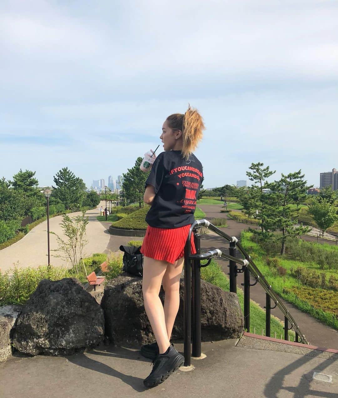 ステファニーのインスタグラム：「❤️🌿 山の日に山に登った写真w お休みの日は少しでも、自然に触れて エネルギーチャージ！」