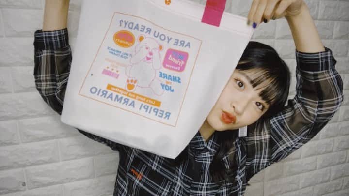 若林真帆のインスタグラム：「¨﻿ レピピの夏限定ショッパー﻿ 両面かわいいのーーー❕❤️﻿ ﻿ 今レピピでお買い物をしたら限定ショッパー貰えます🌼﻿ 可愛いからGETして欲しい〜な〜、！﻿ ﻿ #レピピ #レピピアルマリオ #repipi #repipi_armario﻿ #マホレピ #若林真帆 #動画で撮ってみた」