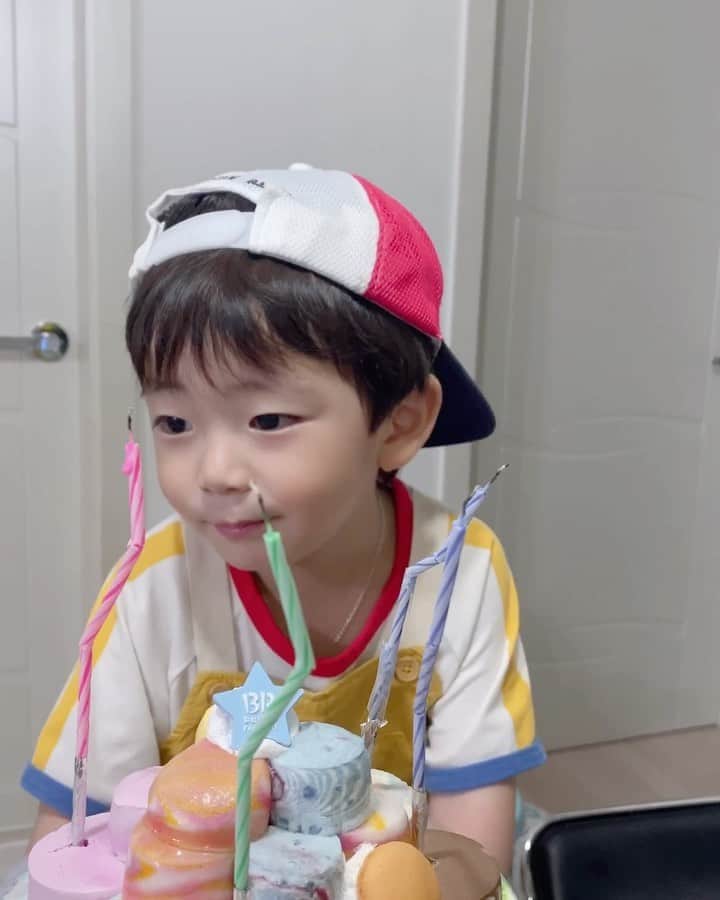 ウンチェのインスタグラム：「아 웃겨 , 그만 찍으래 🤣🤣🤣🤣 (36개월 아가의 #팩폭 ) - - - - #🎂 #빨리 #먹고싶은 #뜽유  #귀요미 #우리식구의 #세젤귀 #세돌 #36개월 #되는날 #HBD  #육아스타그램 #아들스타그램」