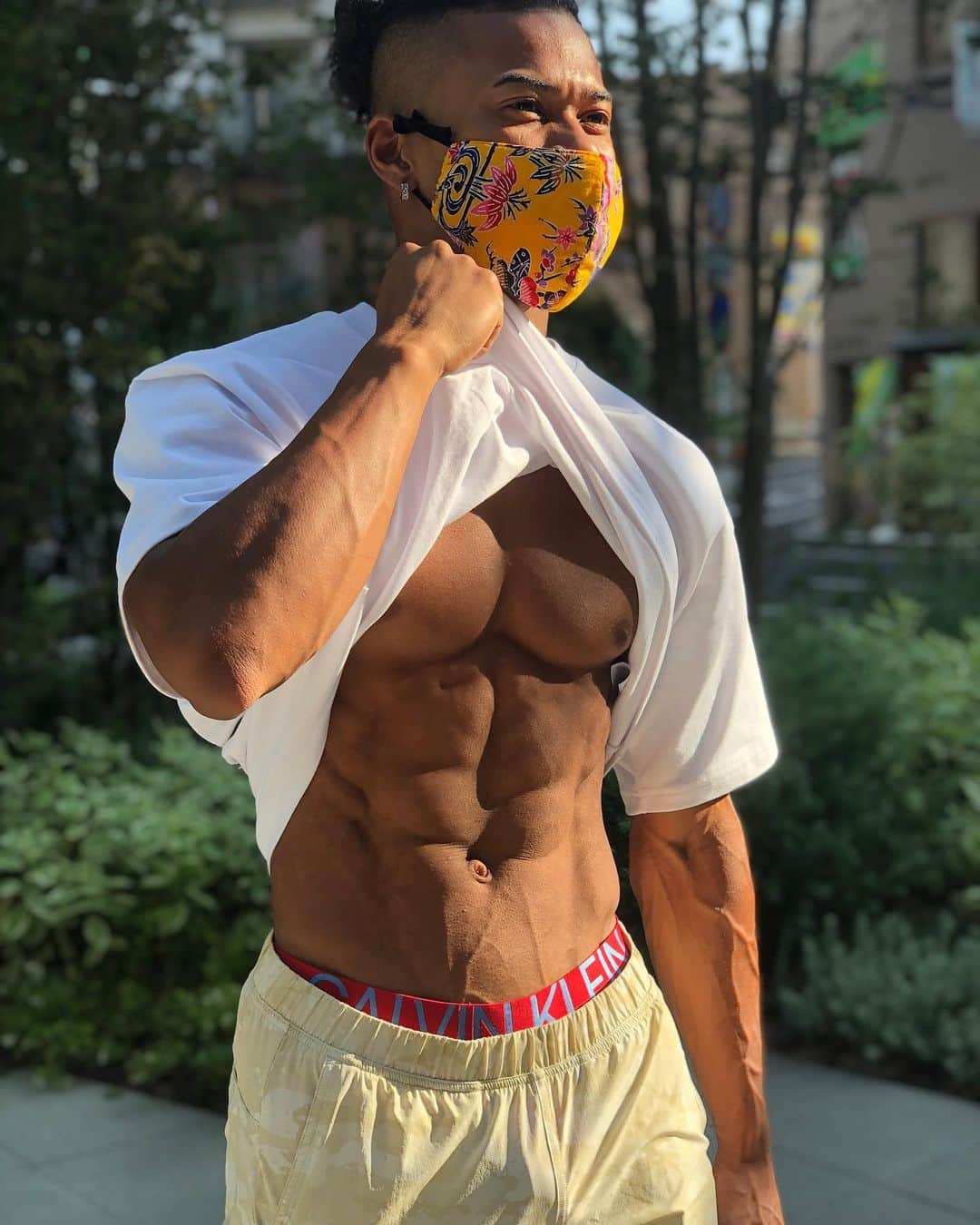 のインスタグラム：「メラニン生成してた🧬  脚の方はノープロブレムだよ🙏🏾  Tシャツ品番: 2183A610  #腹筋 #陸上 #フィットネス #トレーニング #abs #fitness #motivation」