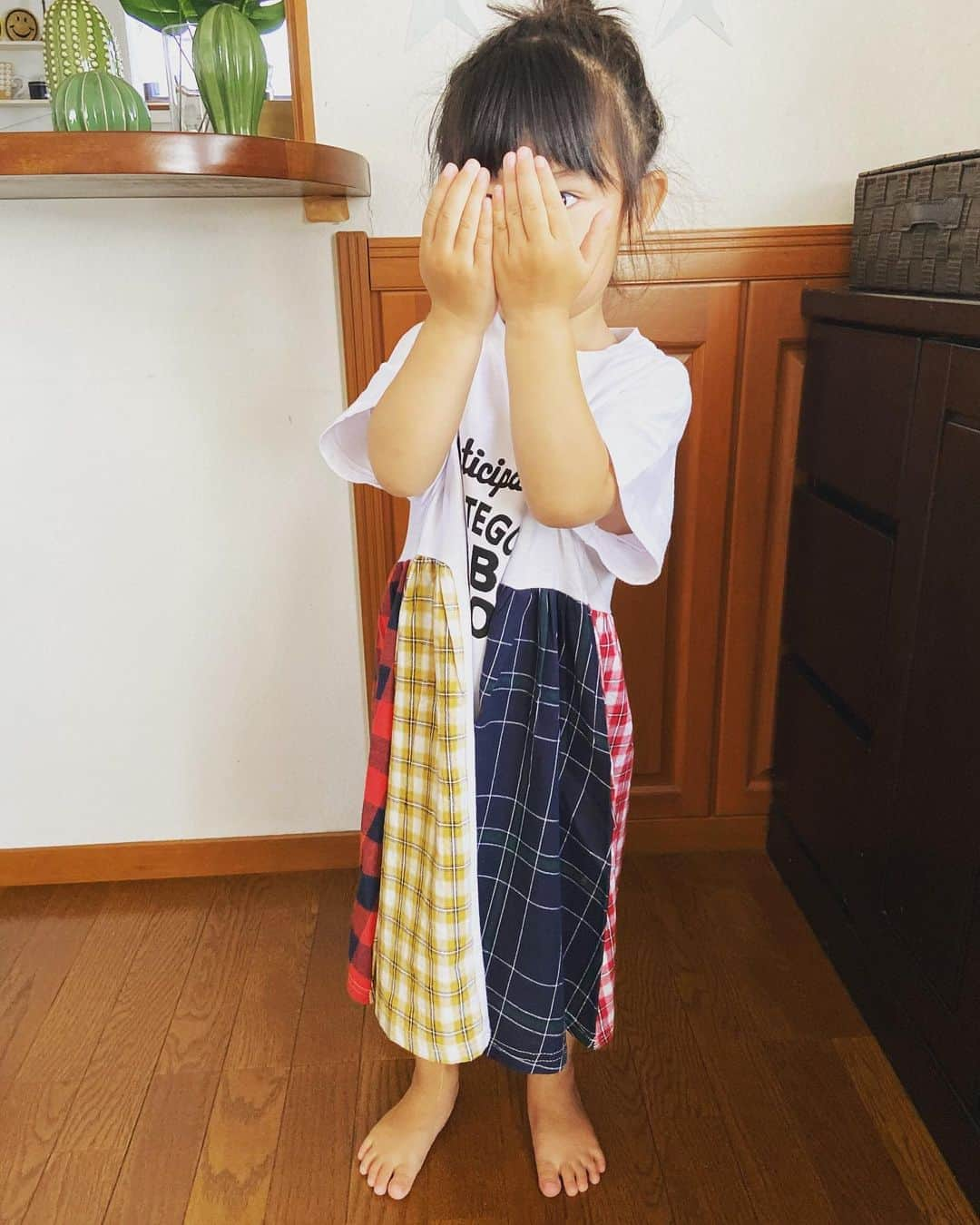 大菅小百合さんのインスタグラム写真 - (大菅小百合Instagram)「前髪を切って準備万端で幼稚園がスタート‼️✂️ なかなか写真も撮らせてくれないし… すぐ「イヤ」って言われちゃうし💦 一緒に撮ってくれた写真は貴重だったりもする📷💛💙💜 お休み明けだし泣くことは覚悟していたけど笑顔でバスに乗って手を振ってくれた娘🚌👋🏻成長成長💕☺️😍 ・ ・ ・ #今日から幼稚園 #なんでもイヤって言われちゃう #第二次イヤイヤ期？！ #3歳女の子 #女の子ママ」8月24日 20時13分 - sayuriosuga1027