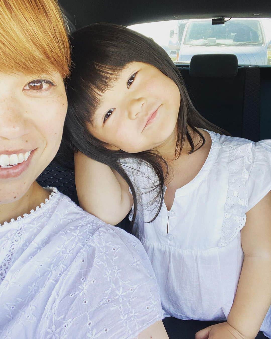 大菅小百合のインスタグラム：「前髪を切って準備万端で幼稚園がスタート‼️✂️ なかなか写真も撮らせてくれないし… すぐ「イヤ」って言われちゃうし💦 一緒に撮ってくれた写真は貴重だったりもする📷💛💙💜 お休み明けだし泣くことは覚悟していたけど笑顔でバスに乗って手を振ってくれた娘🚌👋🏻成長成長💕☺️😍 ・ ・ ・ #今日から幼稚園 #なんでもイヤって言われちゃう #第二次イヤイヤ期？！ #3歳女の子 #女の子ママ」