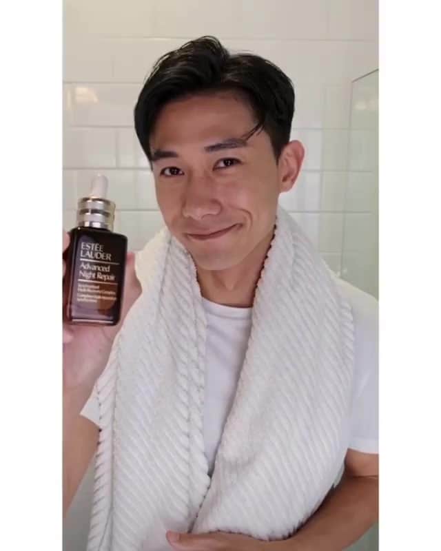 デスモンド・タンのインスタグラム：「My hectic schedule is back again, is it the same for you? 🗓 Hustling like a busy bee too?   With a busy schedule like mine, I need an effective way to maintain healthy skin to battle long working hours while still looking fresh for the camera! My secret night skincare regime is in the video! 😉  The NEW Estée Lauder Advanced Night Repair makes my skin look firmer, younger and more radiant, with less lines and minimized pores! The scorching hot and damp climate lately is really tiring out our skin, so remember to let our skin repair and renew well as we enjoy our beauty sleep! Good night #EsteeBeauties 💤   @EsteeLauder_SG #EsteeLauderSG #ILOVEANR #AdvancedNightRepair #SkinNatureVSNurture #GenerationANR」