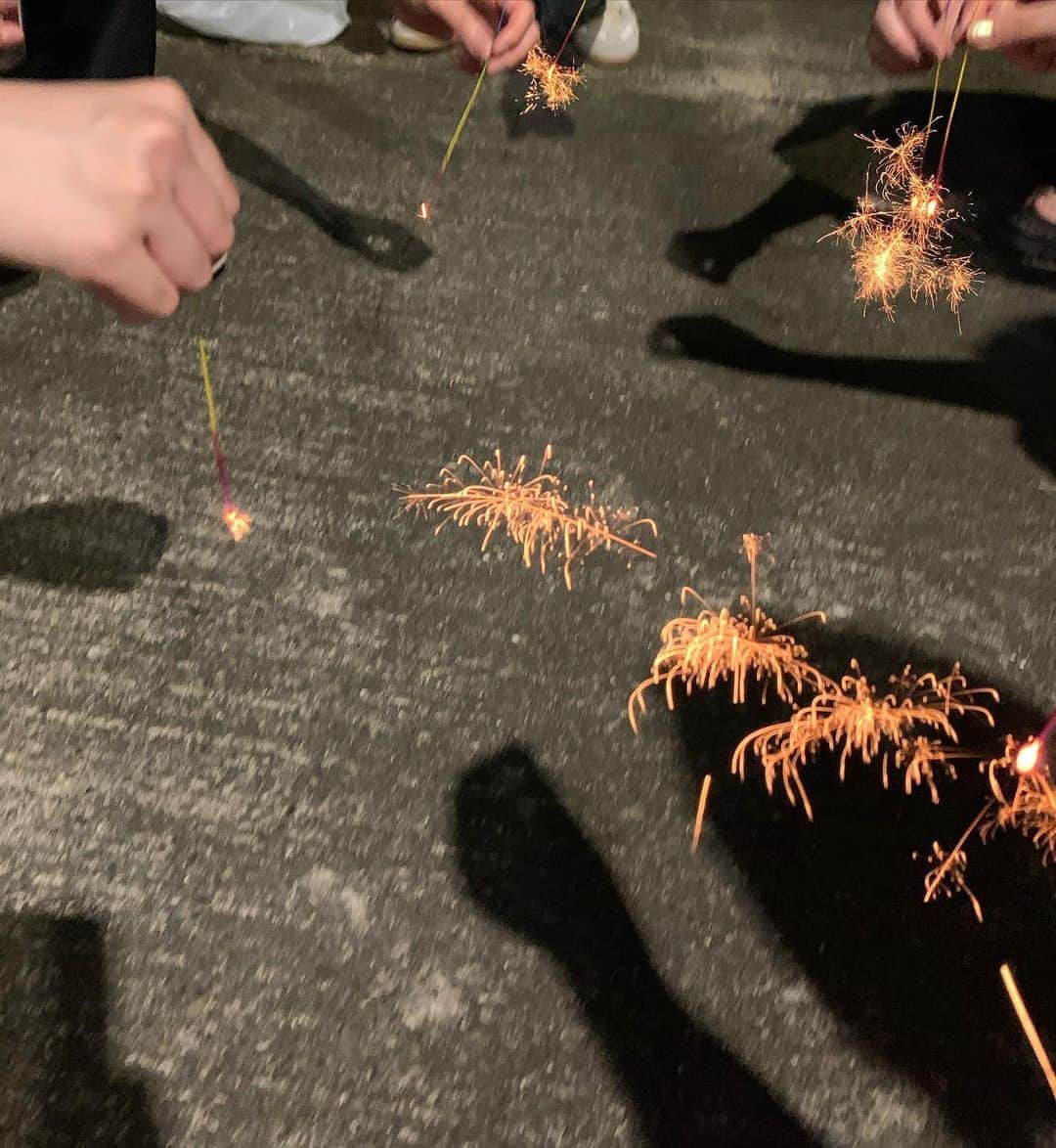 久保雄司のインスタグラム：「みんなで線香花火🎇  楽しかったな(^^)  喜んでもらえてよかった(^^)  夏の思い出🎆  いつもありがとう  #大江戸牡丹」