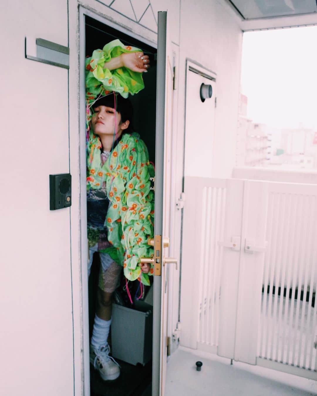のインスタグラム：「・ ・ ・ 開始5分で泣けると噂の糸を観にきた🎥 ・ ・ fashion..moewatanabe model..はるたろう hair&photo..トヲル ・ ・ #moewatanabe #gr_meet_japan」