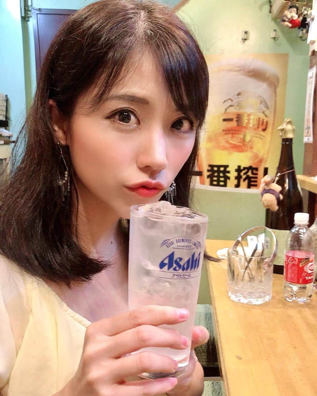 吉田早織さんのインスタグラム写真 - (吉田早織Instagram)「投稿サボリーマンしてたー☺️☺️☺️www  ずぼら　東池袋 食べログ3.66  レモンサワーいただきまっす🍺🍺🍺  ここやすうまだった！ ただ、せまいから要注意！笑 くじら刺しみたいなのが珍しかった🐳 まぁ、これより他のやつの方が美味しかった笑  ウーバーイーツの配達紹介料があがりました☺️ 他の方より必ず高く即日振込みますのでご連絡ください📩  紹介コード→ 4opu7h  #池袋#池袋飲み #池袋グルメ #ずぼら#海鮮 #焼鳥#絶品 #旨い #夜ご飯 #焼鳥好きな人と繋がりたい #ワイン好きな人と繋がりたい #日本酒好きな人と繋がりたい#グルメ　#グルメ好きな人と繋がりたい #グルメスタグラム #グルメ女子#お酒好きな人と繋がりたい#くじら#クジラ#鯨#followme#followforfollowback#ウーバーイーツ配達員#ubereats#ubereats配達員#ubereats配達員紹介キャンペーン」8月24日 20時20分 - saoriyoshida034