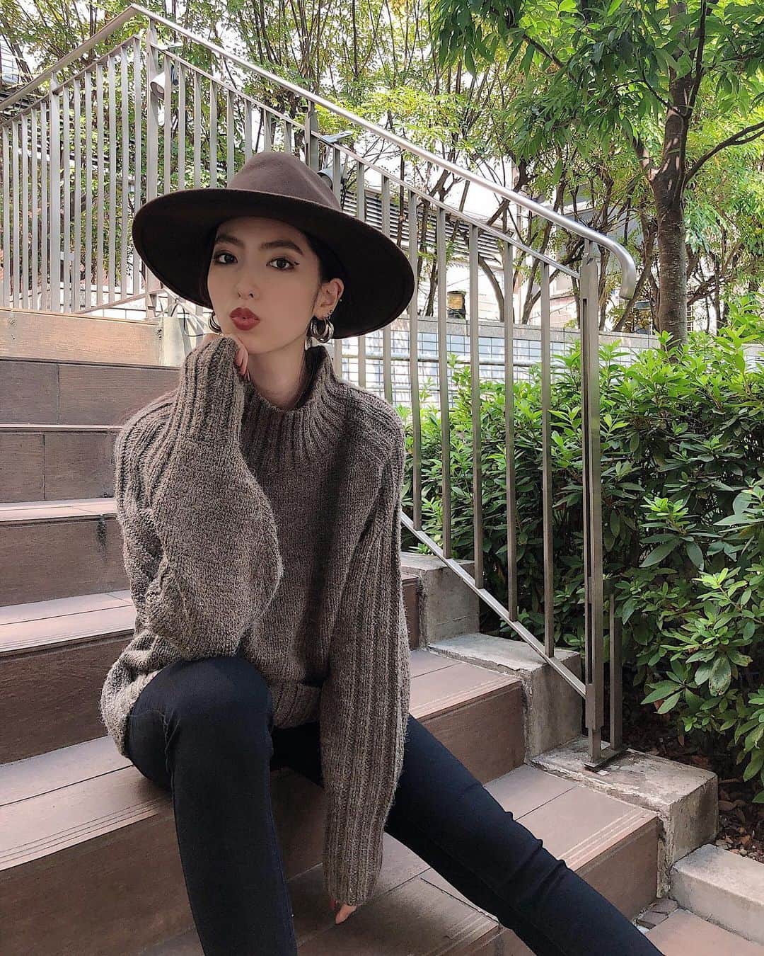 のインスタグラム：「. . 可愛すぎるニット🧶 一足お先に着ちゃいました✌️✌️ . ずっと狙ってるアイテム！ ほんまにこれは全色欲しい😅🤍 . @murua_kaede のトップから ランウェイチャンネルで予約できるよ☝️ . #MURUA#murua_snap#murua_by_staff#code#fashion #ムルーア#バックスリットニットチュニック#ニット#ハット#カジュアル#コーデ#ファッション」