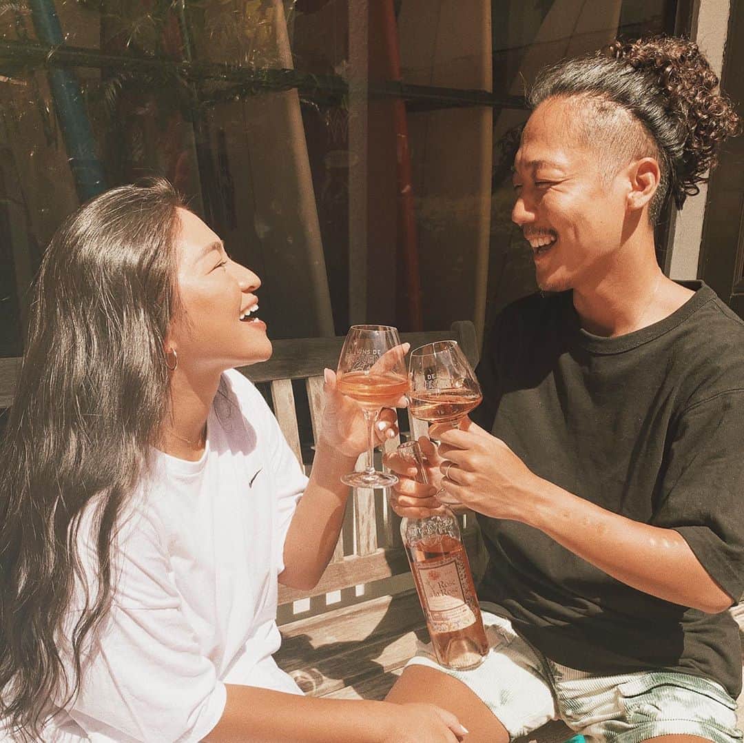 のインスタグラム：「. テラスで乾杯🍾🥂 . またまたプロヴァンスロゼワインで🍷 . 軽くて飲みやすくて香りが良すぎるから たまにしか飲まない私達でも飲みたくなるワイン🍾💓 . また次は結婚記念日に✌🏾❤️ . . . . @winesofprovence​ #wellalwayshaveprovence #いつもプロヴァンス#weallneedprovence#letsstayrosé#roséanyway#ProvenceWines​ #プロヴァンワイン#ロゼ#pr」