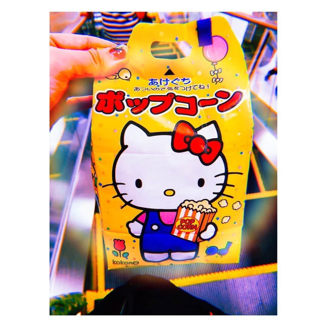 神崎れなさんのインスタグラム写真 - (神崎れなInstagram)「よく子供用のゲームセンターの中にあるポップコーンの🍿でっかいキティちゃんが喋りながら作ってくれるやつ笑 あれみるとついついやっちゃうんです笑　どうやらポップコーンが好きみたいです💭塩かバターか毎回悩みます笑  #ポップコーン　#キティちゃん #安くて　#美味しい #意外と量あって　#嬉しいです #また食べたいな #思い出の写真」8月24日 20時24分 - kanzakimon