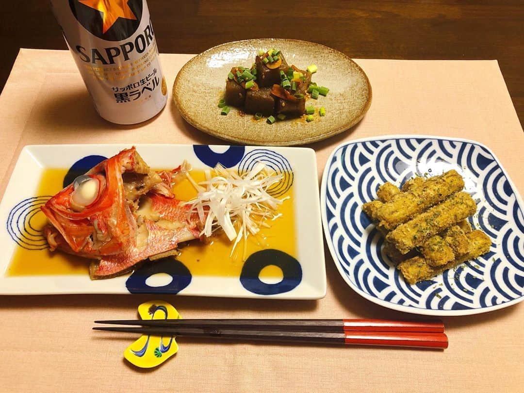 のインスタグラム：「#今日のごはん #ゆうごはん #夕御飯 #おうちごはん  #金目鯛の煮付け と、ガリバタコンニャク炒め。牛蒡の唐揚げカレー味。 #コンニャク #ごぼう  しっかり食べて しっかり休んで今週も頑張って行きましょう。」