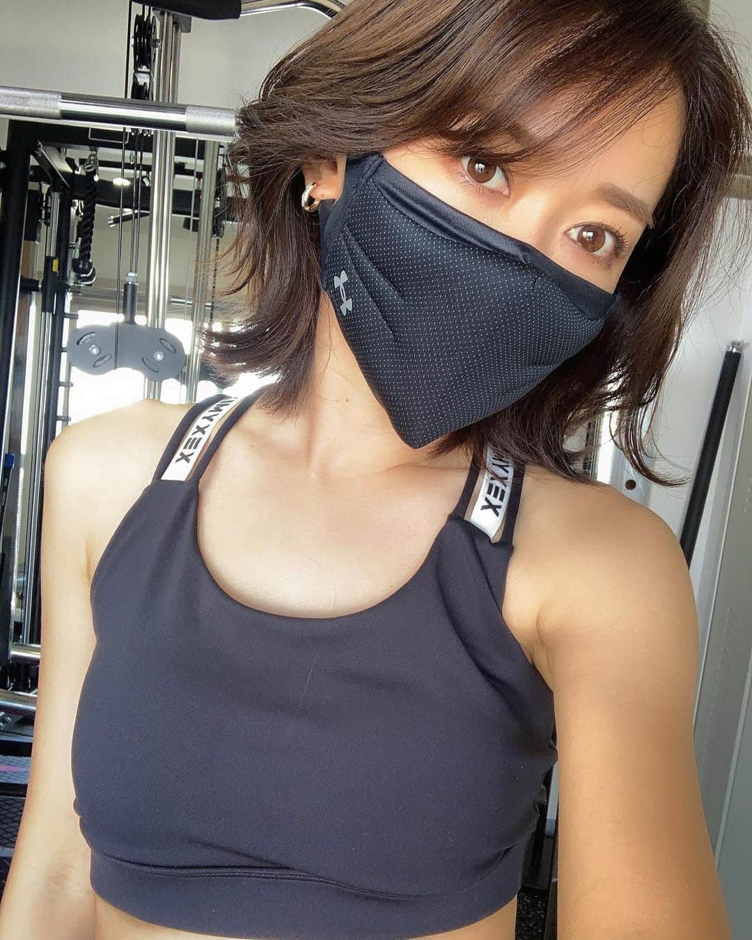 のインスタグラム：「🆕スポーツマスク🏋🏾✨ @underarmourjp  通気性良くて、フィット感もいい🥺💓 トレーニング中も息がしやすくて…安心快適かつ、トレーニングに集中できるって嬉しい👌🏾🌱 ・ ・ ・ スワイプしてね👆🏾 カッコいいスポーツマスクを付けてると… 山吹運動神経良さそうに見えるのは気のせい。。？🤭😎✨爆。 必死な顔もバレない🤭㊙️ ・ ・ ・ ジム🏋🏾 @next__gym  @yuuuuutto.__  #トレーニング #トレーニング女子  #アンダーアーマ　 #underarmour  #UAスポーツマスク #UASPORTSMASK #スポーツマスク」