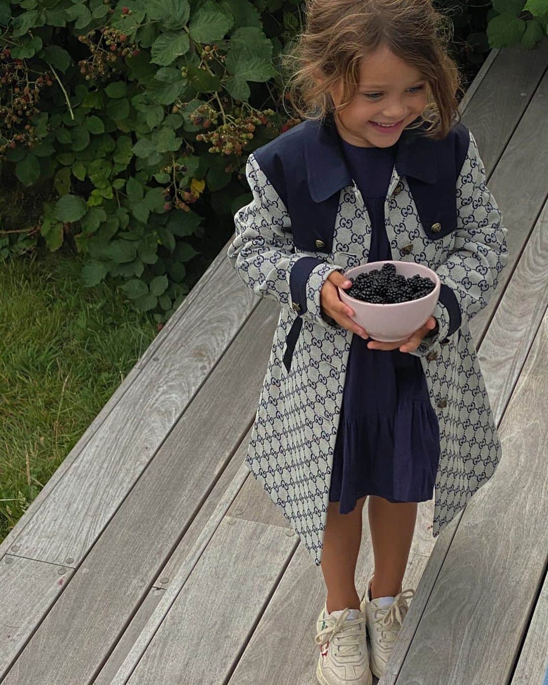 Mathilde Goehlerのインスタグラム：「Blackberries hunt was successful 🤍」