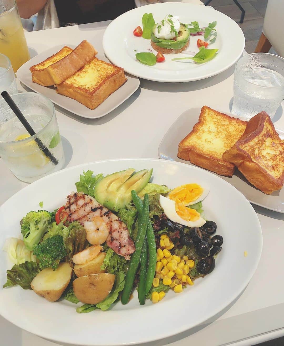 桃衣香帆さんのインスタグラム写真 - (桃衣香帆Instagram)「ボリューミーなサラダに、出来立てのフレンチトーストが美味しいお店でした🍅」8月24日 20時44分 - momoikaho