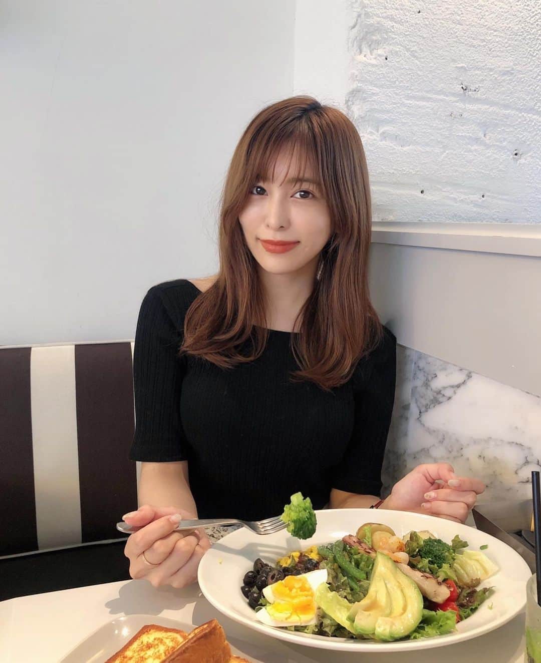 桃衣香帆さんのインスタグラム写真 - (桃衣香帆Instagram)「ボリューミーなサラダに、出来立てのフレンチトーストが美味しいお店でした🍅」8月24日 20時44分 - momoikaho