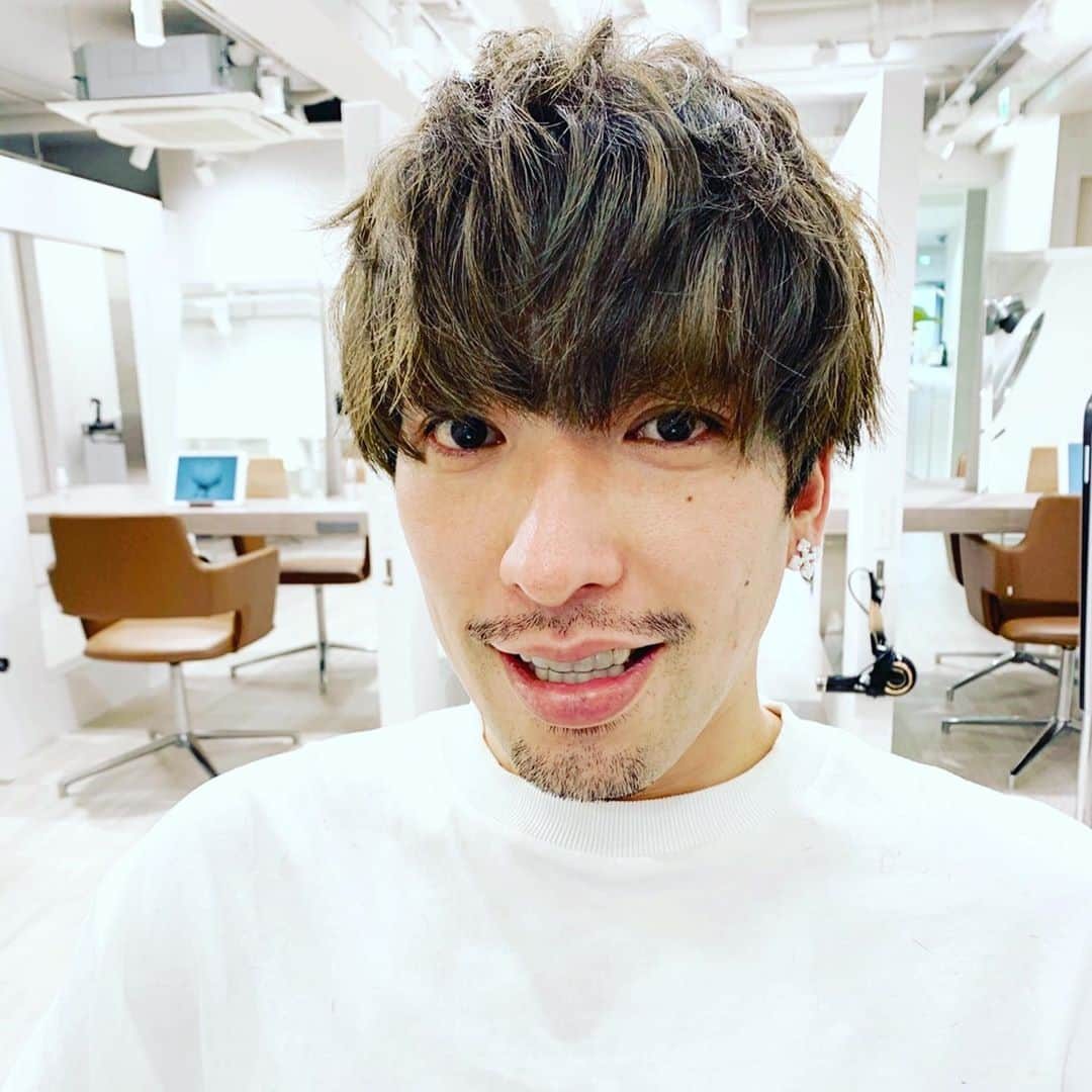 りんたろーさんのインスタグラム写真 - (りんたろーInstagram)「ヘアメンテぶっかまー！！ @terada.hair にヘアメンテしてもらって亜鉛ぶち込んだらヘアは最強だよな✨  #今日ある雑誌の企画が動き出した #その前にヘアメンテ　#あー #早くみんなに報告したい #とりあえずヘアメンテだけは #あげとくね　#めちゃくちゃ #うまいでしょ　#天才だよねひかるは」8月24日 20時45分 - rin_the_sky