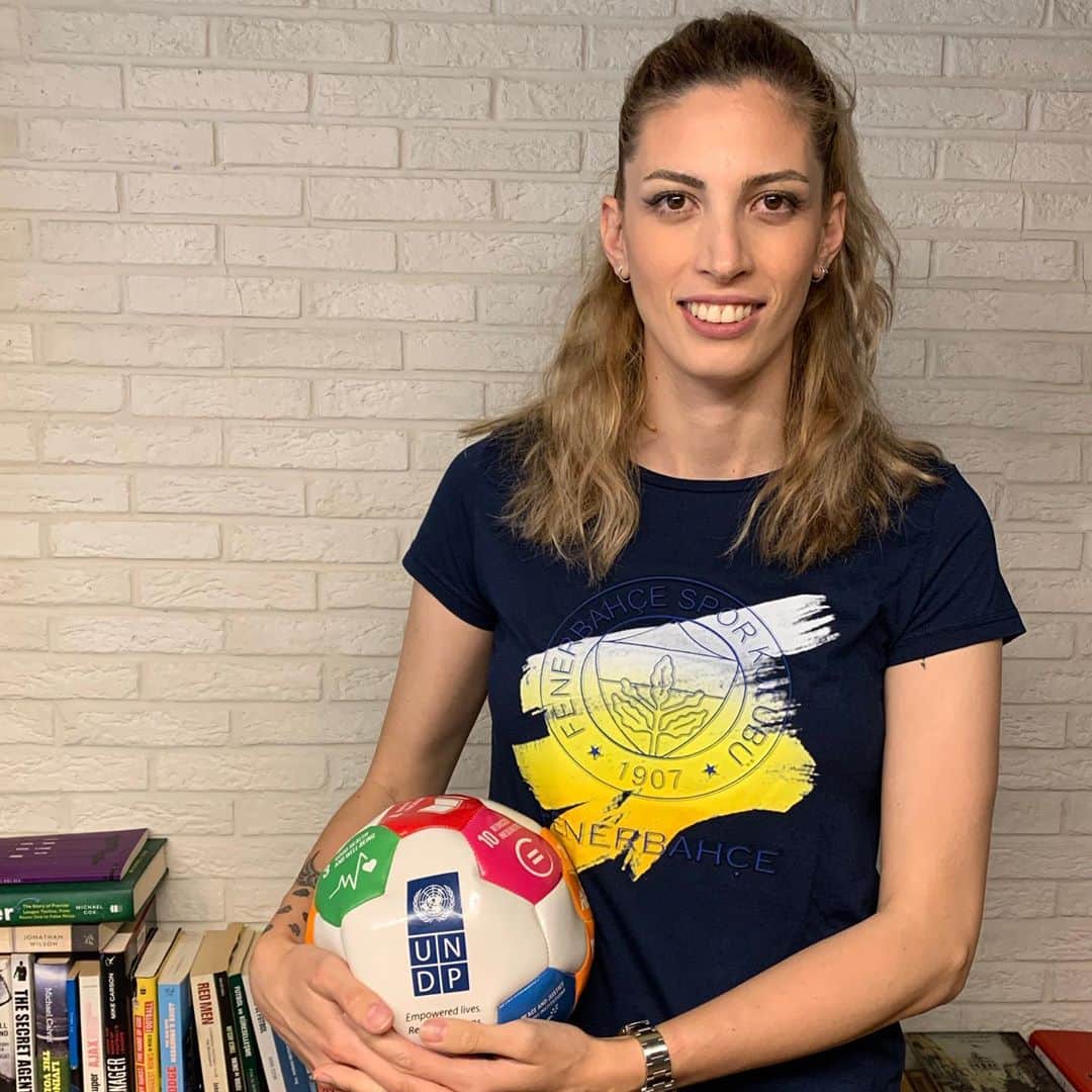 バハル・トクソイのインスタグラム：「Birleşmiş Milletler, her sene dünya liderlerine sunacağı aksiyon planını oluşturmak için, dünyanın dört bir yanındaki savunucularını bir araya getiriyor. Bu seneki toplantıda, toplumsal cinsiyet eşitliği ile ilgili acil aksiyon alınması gereken sorunları ve çözüm önerimi anlatmam istendi. Cinsiyet eşitliği uğrunda çabalamaya başladıktan sadece bir sene sonra ülkemizdeki kız çocuklarının ve genç kadınların sesini dünyaya duyurma fırsatı elde etmenin mutluluğunu yaşadım. Ve yaptığımız her iyi şeyin bir fark yaratabileceğine olan inancım bir kat daha arttı. Her çaba, her seçim, her eylem. Büyük ya da küçük. Sonunu değiştirebileceğiniz hikayeler var. Asla umudunuzu yitirmeyin. #peoplefor2030」