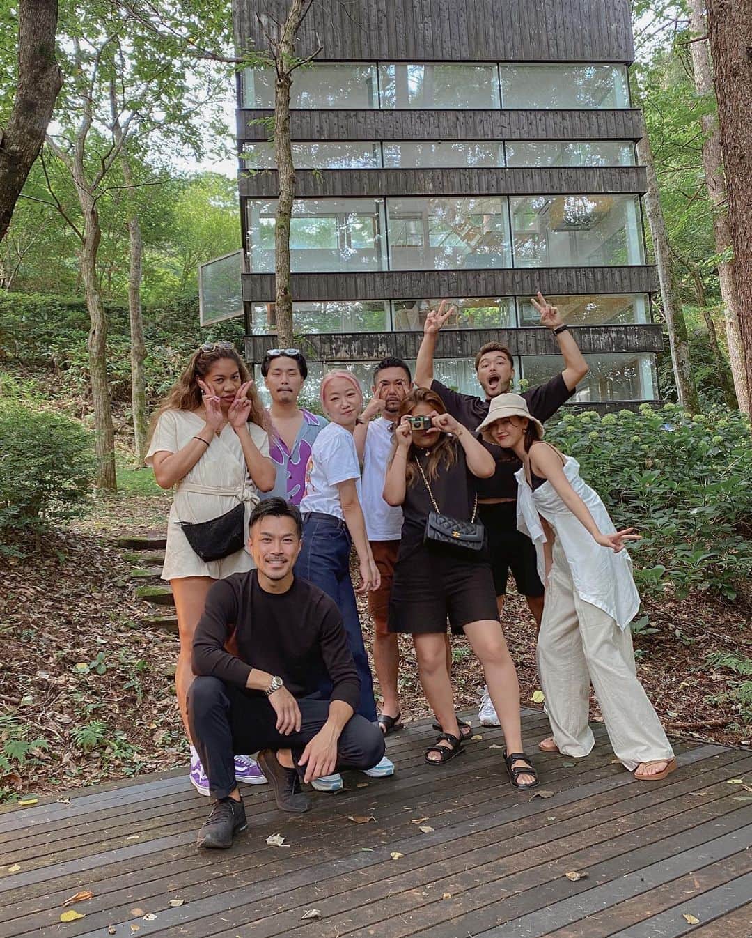 影山可蓮さんのインスタグラム写真 - (影山可蓮Instagram)「・ ・ #vacation 🌲 @ Karuizawa ・ ・ さて、週末はとんでもなく濃くて楽しい3日間を最高の仲間と過ごしました。💭 観光というよりAirbnbの良いお宿にて自然と空間を楽しむのがメインの今の時代らしいお休みの過ごし方でとっても充実🕺 ・ とりあえずまずはお宿の外観と癖が出過ぎてるみんなとの集合写真を思い出に載せておきます📷 ・ ・ #軽井沢 #airbnb #airbnbjapan #癖をしまいなさい #エクストラ #あら奥さん #スプラッシュ　#konomamakusoshitenekasetekudasai」8月24日 20時46分 - karenoutfits