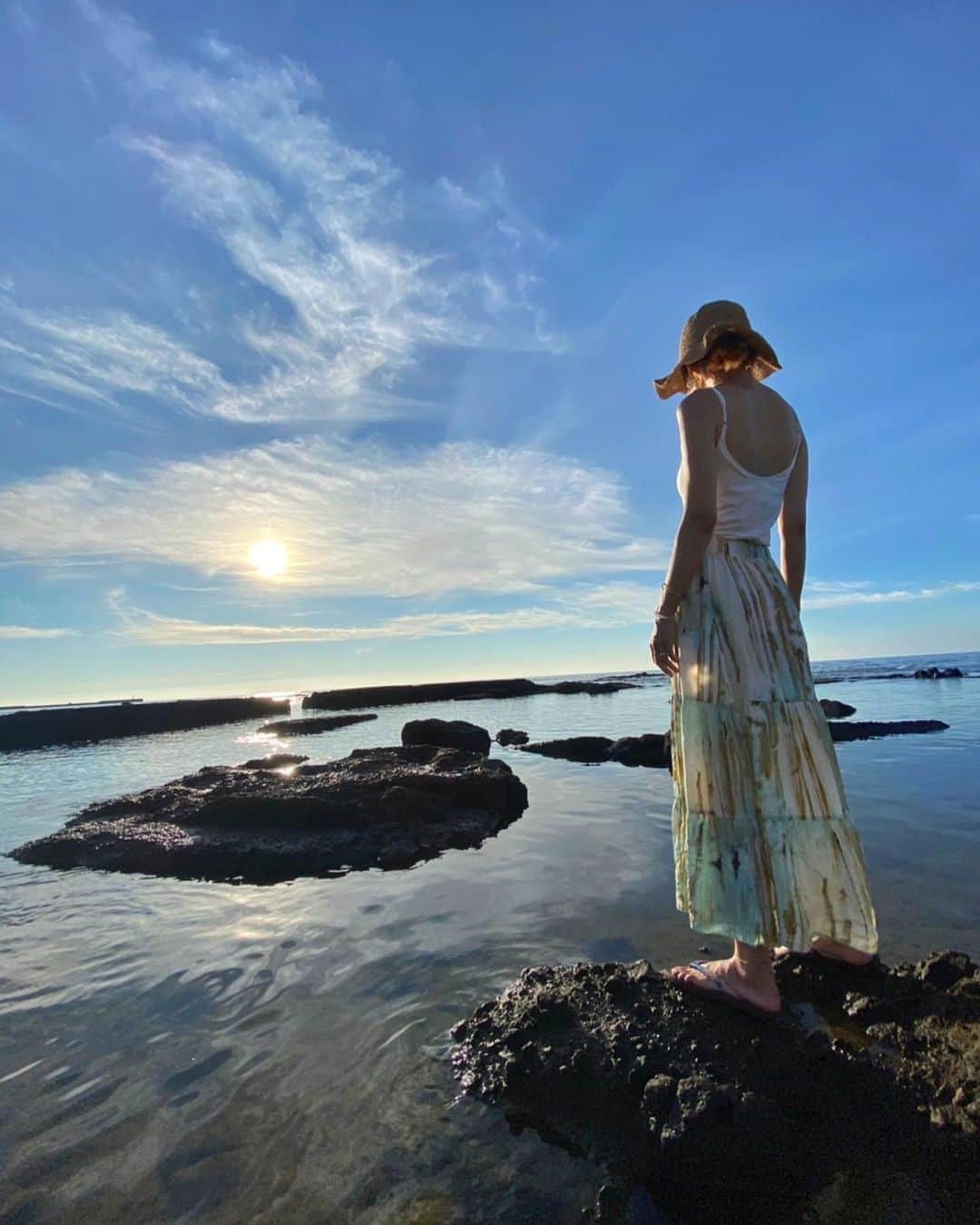 eiko kagamiさんのインスタグラム写真 - (eiko kagamiInstagram)「. . 穏やかで綺麗な海。 撮れた写真が何だか神秘的で、家族で興奮😂💙 . . . . #海#日本海 #空 #自然は素晴らしい」8月24日 20時46分 - eikooo7