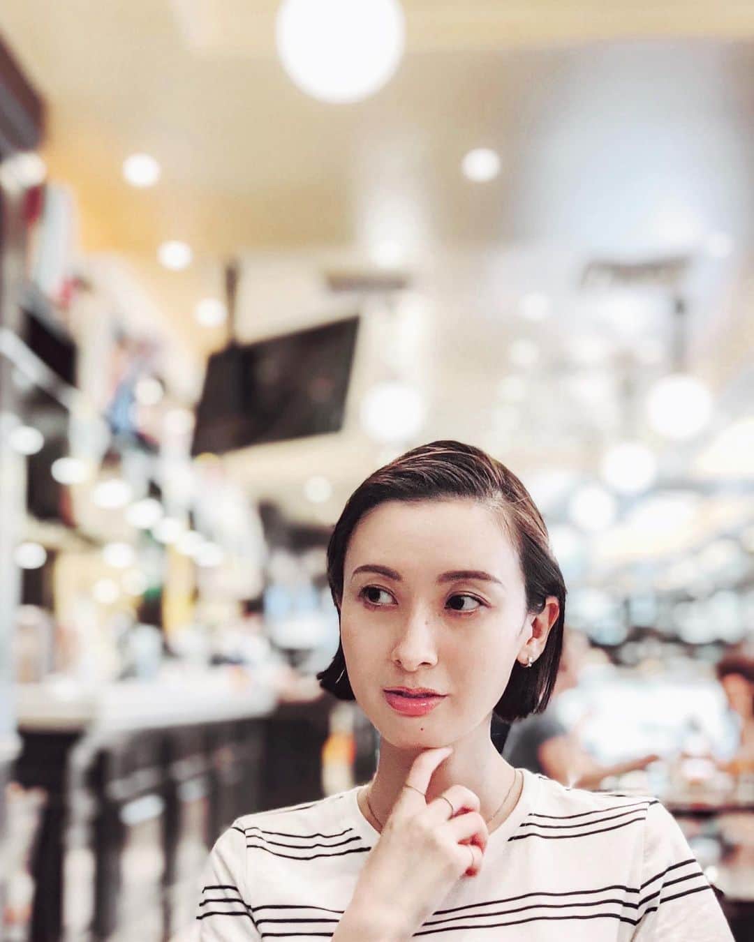 前田紀至子のインスタグラム：「夏の終わりの気配が少しずつ。 それでもまだまだ暑いので、シンプルなスタイルにジュエリーを多めに。  この夏もすっかり気分にフィットしていたプラチナジュエリーは、沢山重ね付けしても品よくまとまるから引き続き集めていきたいと思っています。  #プラチナ#プラチナジュエリー#一生モノ」