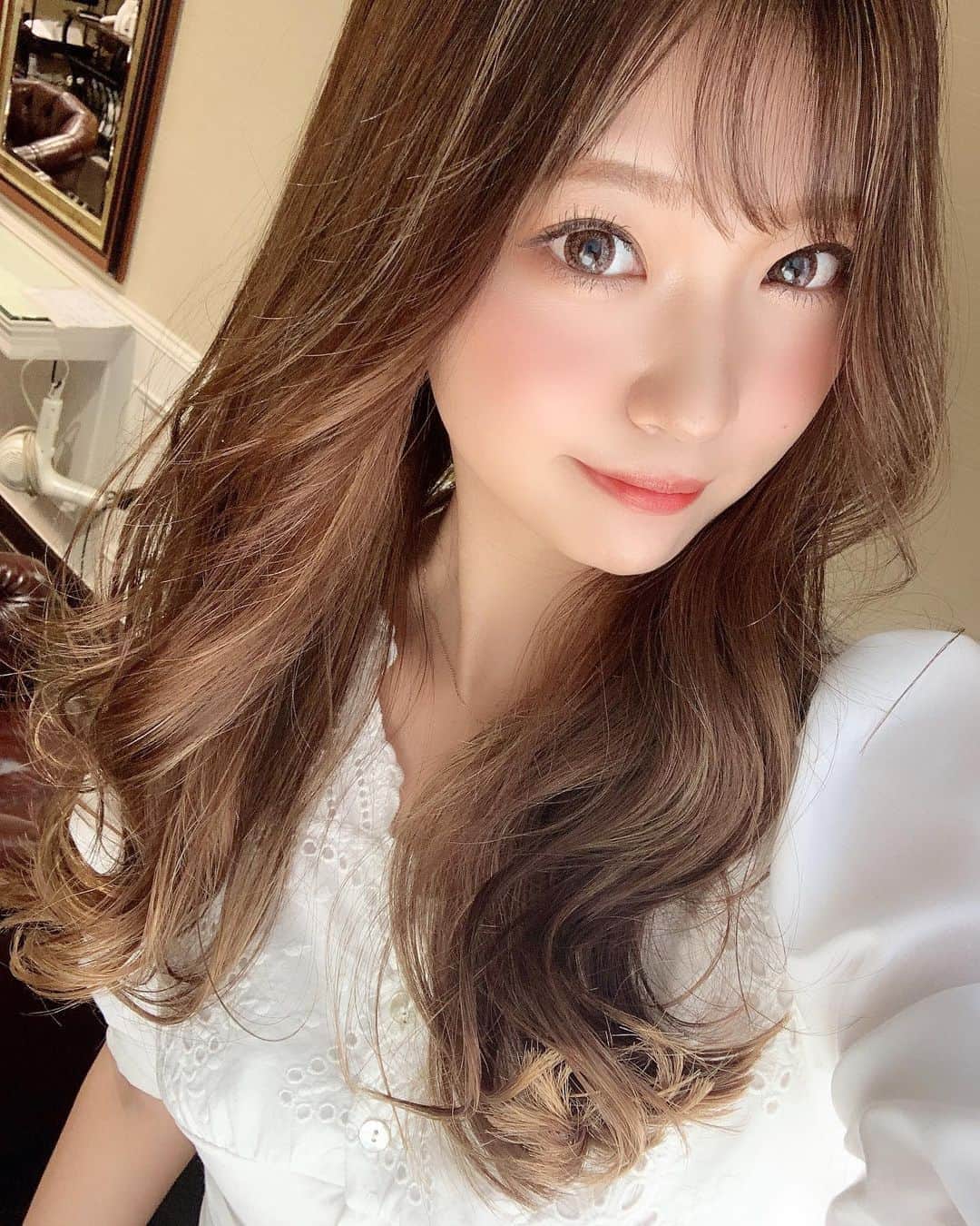いっちゃん/嶋津 いつみのインスタグラム：「. . 長年伸ばしっぱなしだった スーパーロングヘアを バッサリ20cmカットしましたー🖐🏻✨ . . . . 長すぎて扱いにくかった髪の毛が 軽くなって素直になりました🥺w . . . . . ここまで伸ばしたら 切るのはやっぱり勇気がいるから 本当に信頼できる美容師さんにお願いしたくて @chelobyrelease_aijimatsui さんに お願いしたんやけど… . . 切ってから やっぱり切ってよかった😆❤️って 思える仕上がりにしていただいて もぉホンマに大満足🥰💕💕💕 . . . . . . . . . スーパーロングじゃない自分に見慣れへんくて まだ変な感じやけど この長さならセルフアレンジも 色々楽しめそう🙆‍♀️✨ . . . . .  #関西  #関西サロモ  #サロンモデル #サロモ #いっちゃん  #フリーモデル #関西モデル  #あざといっちゃん #かわいっちゃん #いっちゃんコーデ #ブライダルモデル #アレンジモデル」