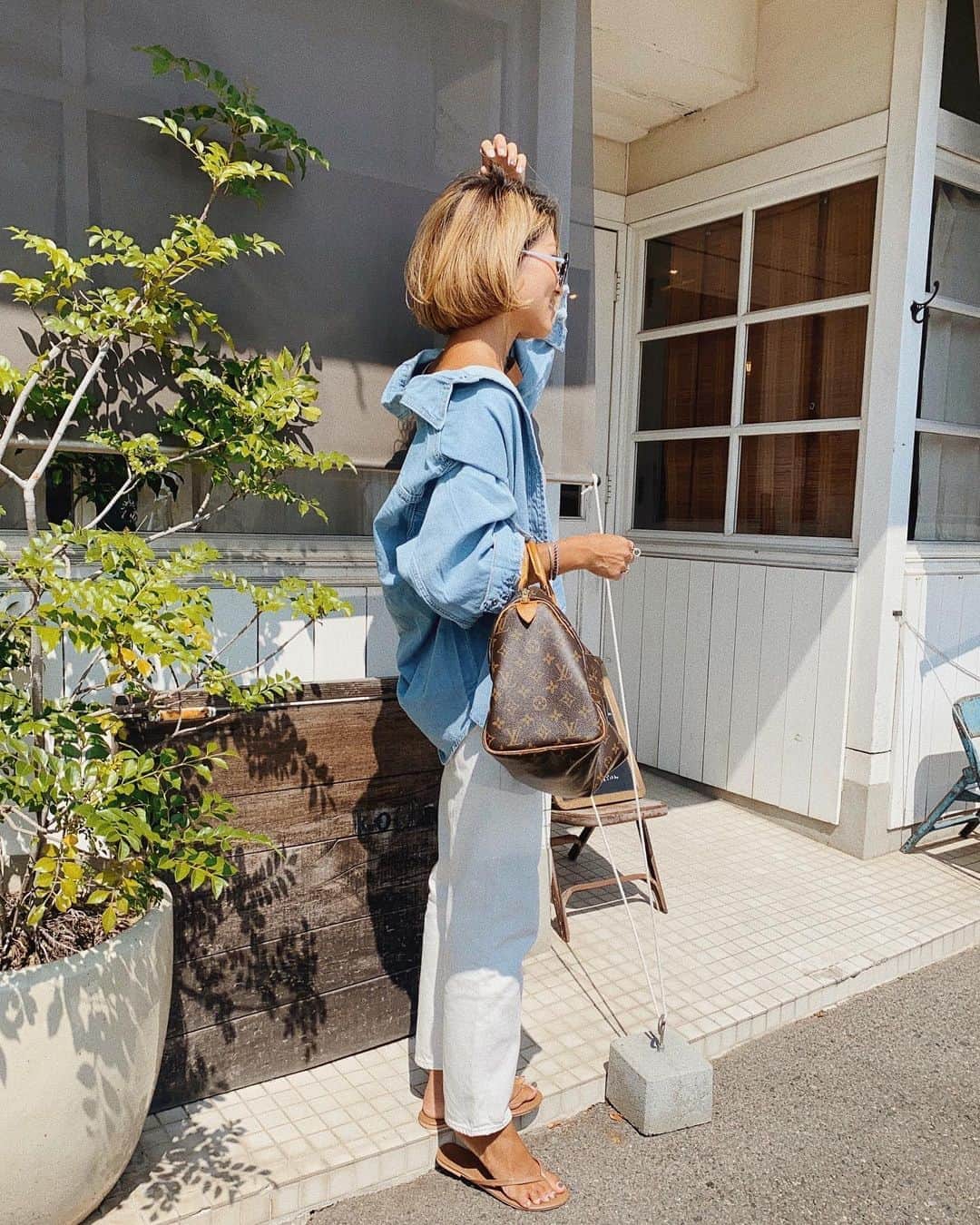 のインスタグラム：「. . 大人っぽい時もさらっと羽織れて ストリートにも使えるデニムシャツ🤎 また黒スキニーと合わせると 違う感じになるんだろうな🙄❤️❤️ . . @tablet_hotel のだよ🥰 形可愛い👌 . . shirt ⋆ @tablet_hotel  tops ⋆ @lowrysfarm_official  pants ⋆ @moussyofficial  bag #vintageluisvuitton  shoes ⋆ @titivatejp . . . #ootd#outfit#fashion#coordinate#today#code#夏コーデ#大人カジュアル#カジュアルコーデ#シンプルコーデ#シンプル#休日コーデ#今日の服#ワントーンコーデ#ブラウンコーデ#ベージュコーデ #ゆるコーデ#ラフコーデ#オトナカジュアル#デニムコーデ」