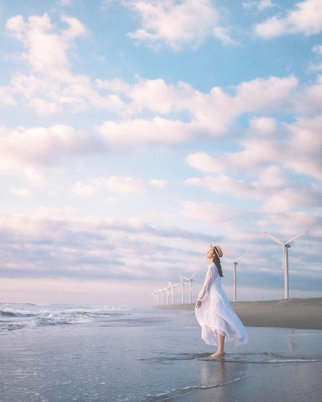 mikicoco00のインスタグラム：「* * 空と雲が可愛い☁️ グラデーション♡  もう夏も終わりかなぁ〜🕊🍃 * * * * * * * #朝#海#雲 #夏#早起き#ドライブ  #思い出写真#ありがとう  #sea#summer#morning」