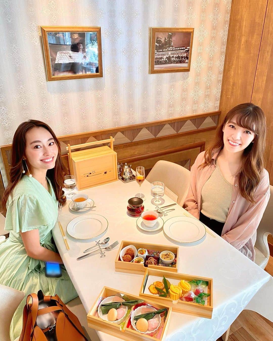 小祝麻里亜のインスタグラム：「いつぶりなのかも記憶を遡れないぐらい←  久しぶりに、さえみるとアフタヌーンティーしてきました😊💞  店内はかなりゆったり☕️貸し切り？じゃないけど、ソーシャルディスタンスが保たれてて…会話の内容も気にせず色んな話ができました☺️❣️ ． ゆっくり出来てよかった🧚‍♀️ さえみるは可愛いくてふわ〜っとしてるけど、仕事もできて、礼節も重んじてて（笑）いつもやり取りのレスポンスも早くて！笑  学ばせてもらう所がたくさんでした🌷🌷🌷2枚目はそんな彼女が撮ってくれました💞有難う🥺👏 ． ． ． ＿＿＿＿＿＿＿＿＿＿＿ #tokyocafe #東京カフェ  #カフェスタグラム  #アフタヌーンティー #ソーシャルディスタンス #카페 #카페추천 #카페스타그램 #애프터눈티」