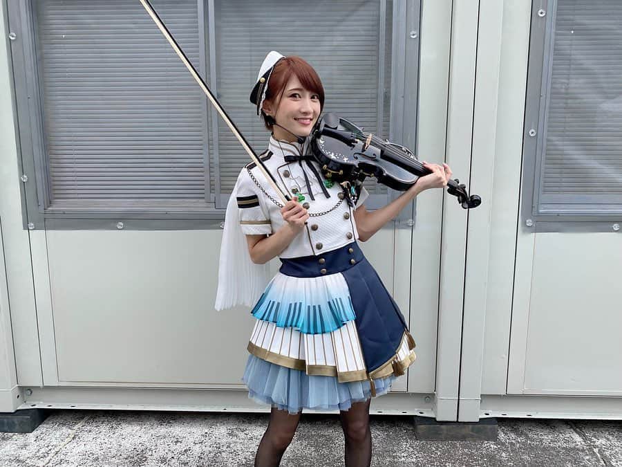 のインスタグラム：「🦋 生まれて初めてヘッドセットをつけて弾きました🎻🎤 固定力すごい！全然落ちない！！文明の進化だ！！！笑 ・ ・ #バンドリ8th #バンドリ8thライブ #バンドリ富士急_day3 #バンドリ #bangdream  #Morfonica #モニカ #八潮瑠唯」
