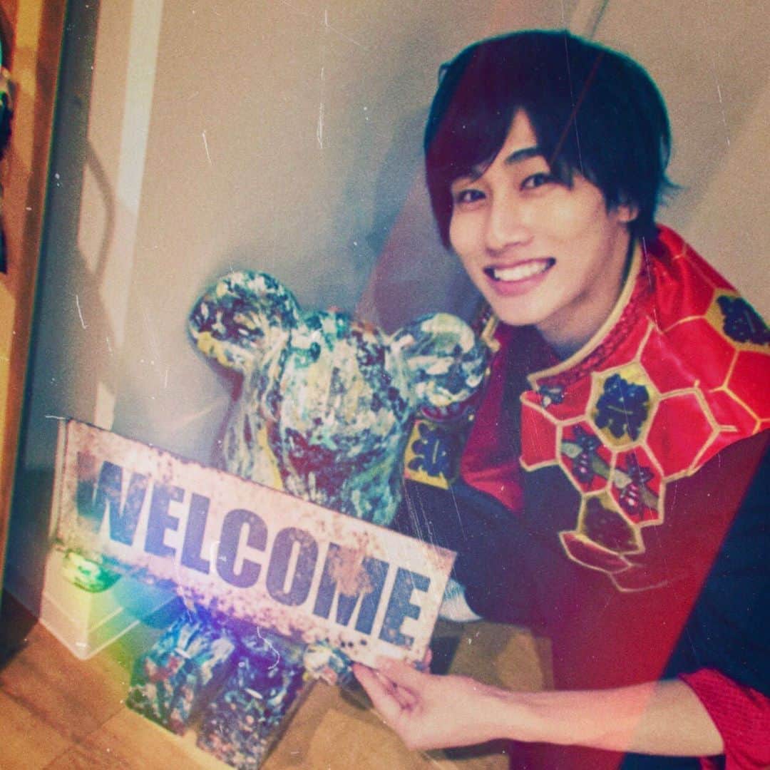 祭nine.のインスタグラム：「welcome!  #リーダー #寺坂頼我 #祭nine #熊 #歓迎されちゃった！ #かわいい #熊は今頃何してるんだ #2枚目はハンモックみたいなやつ #一生居れる #ダメ人間製造機だ #調子乗るとひっくり返る未来見える #昔スーパーのカートで滑って遊んでたらひっくり返ってえらいことになった記憶 #凄いことしたくて近所の木の小枝で逆上がりしたら枝が折れてどえらい事になった記憶 #部屋にハンモック付けたい！ #今日もお疲れ様♪」