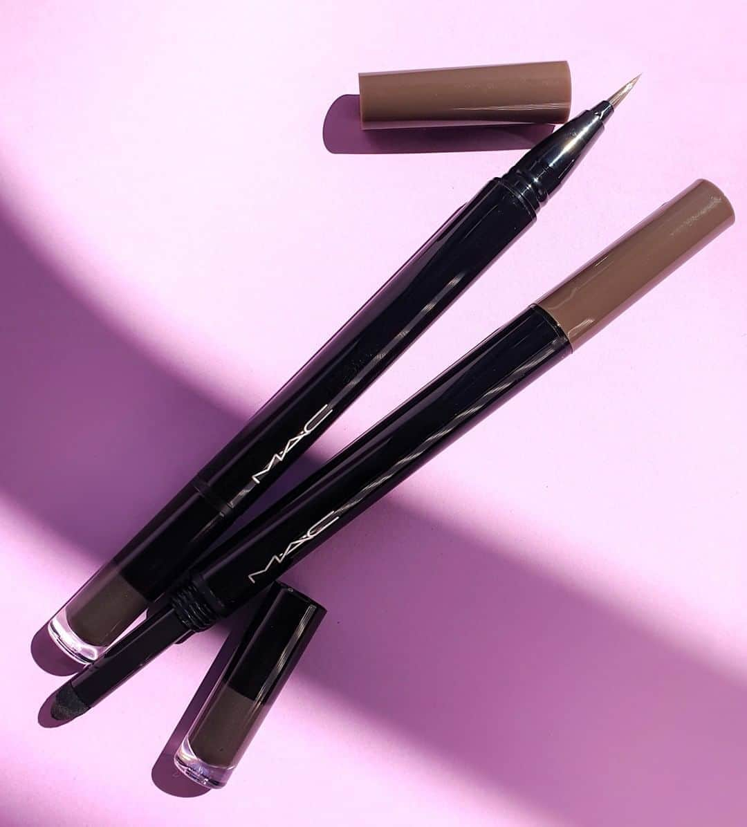 M·A·C Cosmetics Deutschlandさんのインスタグラム写真 - (M·A·C Cosmetics DeutschlandInstagram)「Eure Wunderwaffe für perfekt gestylte Brows im Handumdrehen! ✨ Unser Shape & Shade Brow Tint besitzt einen flüssigen Brow-Liner, mit dem Du kleine Härchen imitieren kannst, an einem Ende und eine Schwammspitze, zum auffüllen der Augenbrauen, am anderen Ende!  WE LOVE! 💗 Erhältlich überall wo es MAC gibt! Finde deinen MAC Store oder Counter auf www.maccosmetics.de/stores und lass Dich zu Deiner idealen Nuance beraten! 💋  Wer von Euch hat diesen Brow-Schatz schon getestet? 😍 ❤️  #maceyebrows #maceyes #eyemakeup #eyes #eyelook #browgoals #brows」8月24日 21時00分 - maccosmeticsgermany