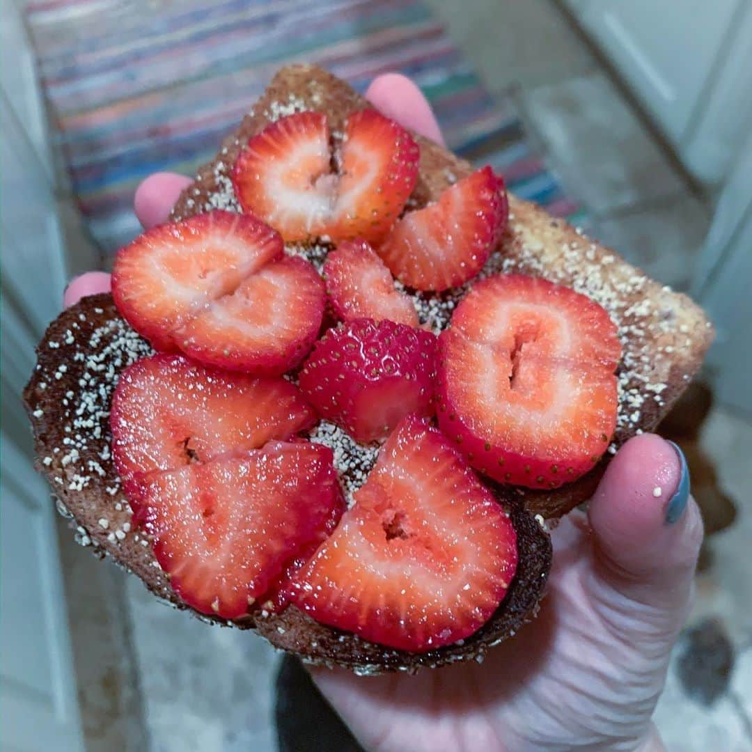Flavorgod Seasoningsさんのインスタグラム写真 - (Flavorgod SeasoningsInstagram)「🍓🍫🍓🍫Perfect 1 pt late night snack by @sherina_on_ww⁠ -⁠ Sara Lee bread (1 points )⁠ Strawberries (0 points)⁠ Flavorgod seasoning (0 points)⁠ -⁠ Add delicious flavors to your meals!⬇️⁠ Click link in the bio -> @flavorgod  www.flavorgod.com⁠ -⁠ Flavor God Seasonings are:⁠ 🍓ZERO CALORIES PER SERVING⁠ 🍓MADE FRESH⁠ 🍓MADE LOCALLY IN US⁠ 🍓FREE GIFTS AT CHECKOUT⁠ 🍓GLUTEN FREE⁠ 🍓#PALEO & #KETO FRIENDLY⁠ -⁠ #food #foodie #flavorgod #seasonings #glutenfree #mealprep #seasonings #breakfast #lunch #dinner #yummy #delicious #foodporn」8月24日 21時01分 - flavorgod