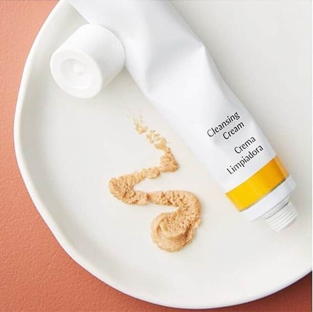 Dr. Hauschka Japan ドクターハウシュカのインスタグラム：「肌バランスを整える洗顔⁠ ⁠ アーモンドとハーブをペーストにした⁠ 泡立てないスクラブ状の洗顔料⁠ ⁠ お肌を優しくプレスする押し洗い洗顔で、肌の水分と油分のバランスを整えて、角質や老廃物をしっかりオフ。⁠ ⁠ バランスの整った透明感のあるお肌へ。⁠ ⁠ 肌が揺らぎがちでお肌の調子が優れない、⁠ 使っているスキンケアがあわない&敏感肌などお肌状態を落ちつかせたい方におすすめしたい製品です。⁠ ⁠ #ドクターハウシュカ#Drハウシュカ#オーガニックコスメ#敏感肌#敏感肌スキンケア#敏感肌でも安心#敏感肌でも使える#敏感肌用#敏感肌コスメ#オーガニック#オーガニックコスメ好きな人と繋がりたい#オーガニック好きな人と繋がりたい#オーガニック化粧品#オーガニックスキンケア#オーガニック女子#オーガニックライフ#ナチュラルコスメ#ナチュラルな暮らし#丁寧な暮らし#スキンケア難民#スキンケア大事#スキンケア#スキンケア好きさんと繋がりたい#サステナブル#ドイツコスメ#海外コスメ#毛穴#角質#洗顔#界面活性剤フリー」