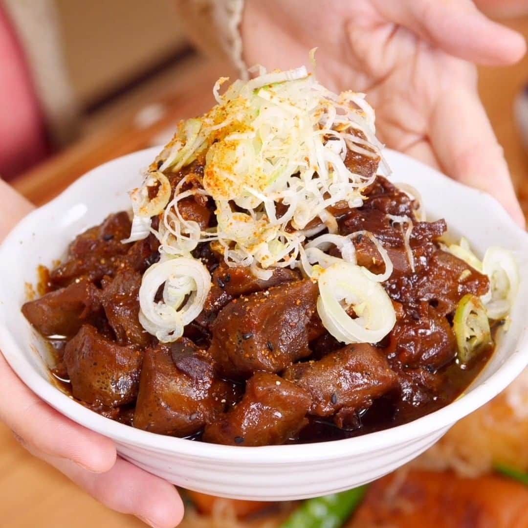 ロシアン佐藤のインスタグラム：「昨日の動画で食べてた、牛すじ煮込みのレシピ〜！ 良かったら作ってね〜！おんたま＆ネギ大量とっぴがめっちゃ至福。作ったら是非試して欲しい・・・♥  作ったら #ろしめし #ろしぴ つけておしえてなー☺♥  〜 牛すじ煮込みの作り方 〜  ＜材料 4人前＞ 牛すじ肉 400ｇ こんにゃく 300g しょうが 40g 酒 400ml 砂糖 100g 赤味噌 120g 青ネギ 適量  ＜手順＞  1. 鍋にお湯を沸騰させ、牛すじ肉を加えて5分茹でたら、お湯から取り出す。 2. お湯を沸騰させた鍋にこんにゃくをちぎり入れ、周りが白くなるまで茹でたら、お湯から取り出す。 3. 圧力鍋に下茹でした牛すじ肉とこんにゃく、しょうが千切り、酒を入れ、高圧で20分加圧し、自然減圧する。 4. ③に砂糖、赤味噌を加え、弱火で煮詰める。 5. 煮汁にとろみがついたら器に盛り付け、青ネギや七味を添える。  #ろしごはん #ロシアン佐藤のレシピ #おなかがすいたらモンスター  #どて煮 #煮物 #煮込み料理 #レシピ #料理 #和食 #japanesefood  #料理好きな人と繋がりたい #🍚 #料理上手くなりたい #料理は愛情  #レシピ動画 #料理動画  #japaneats #クッキングラム #recipe #美味しい #おうちごはん #おうち時間 #yummy #foodporn #foodpic #foodiegram」
