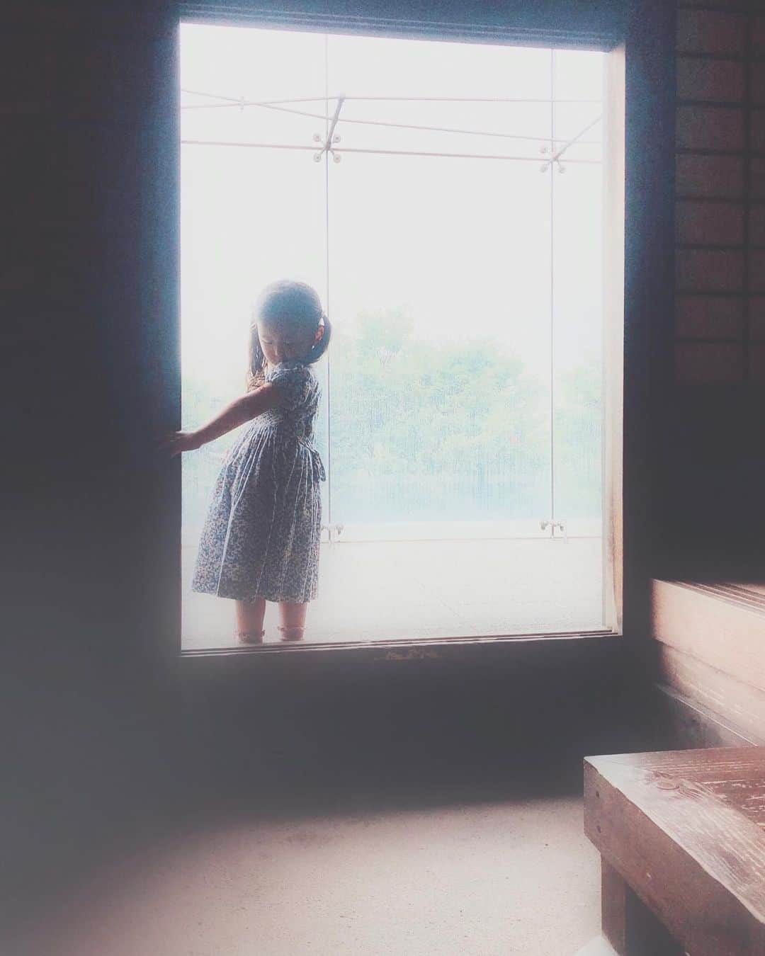 michicusaさんのインスタグラム写真 - (michicusaInstagram)「Shot on iPhone . 女の子はやっぱり女の子なんだなぁと思う それは僕よりお姉さんな女の子でもそう それぞれの可愛さがある . . . . . . . Device: iPhone X  App: Snapseed, Lens distortions  Location: 福岡 いのちのたび博物館 In frame: えむちゃん  #フィルムライクなスマホ写真 #shotoniphone #iPhoneで撮影 #iphoneonly #igersjp #screen_archive #RECO_ig #igrecommend #2_fineart #as_archive #indies_gram #tokyocameraclub #vague_memories #jp_mood #LaP_2020 #photo_jpn #pt_life_ #photogram_archive #curbonjp #mobile_perfection #jj_mobilephotography #yesimmobile #etczine #vipphotomagazine #nowherediary #mobilephotography #iphonography #iphonephotography #photooftheday #photography」8月24日 21時01分 - michicusa