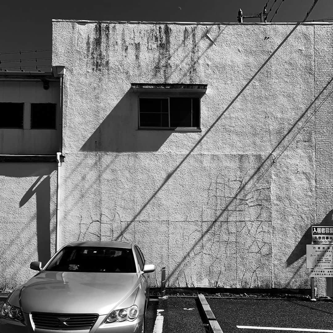 naotakeのインスタグラム：「斜光 - Slanting rays / iPhone XR & Snapseed, 20200824 . . 久しぶりに首都高で複雑な合流と分岐を堪能。よくまあ大事故が起きないものだ。 . . #spicollective #royalsnappingartists #infamous_family #rsa_main #infinity_photo_cult #2_fineart #jp_gallery_member #jp_gallery_bnw #trb_bnw #wp_bnw  #bnw_life #bnwlife_member #bnw_life_shots #bnw_captures #world_bnw #top_bnw #team_jp_ #team_jp_モノクロ #ig_energy_bw #ig_nihon #streetphotographybnw #igersjp #blackandwhite #bnw #bnwphoto #monochrome #bw #bnwphotography #ShotOniPhone #shotoniphoneXR」