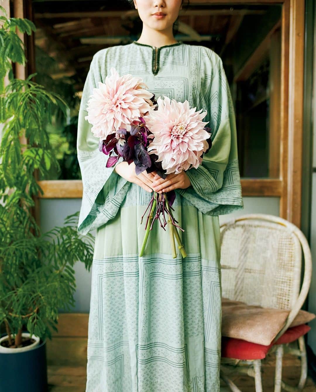 &Premium [&Premium] magazine.さんのインスタグラム写真 - (&Premium [&Premium] magazine.Instagram)「最新号「生き方が素敵な人」発売中です。 毎号はじまりは花のページから。『ル・ベスべ』の木津谷優子さん（@levesuve1997）が選んでくれた「今月の花」は、大ぶりな花に目を奪われるダリアの「カフェオレ」。（→p.7） photo : Masahiro Yamamoto  styling : Mitsuru Kurosawa (eight peace)  hair & make-up : Rumi Hirose flower arrangement : Yuko Kitsuya (Le Vésuve)  #andpremium #アンドプレミアム #生き方が素敵な人 #inspiringlife #levesuve #bouquet #花束 #フラワーアレンジメント #ダリアカフェオレ #ダリア」8月24日 21時02分 - and_premium