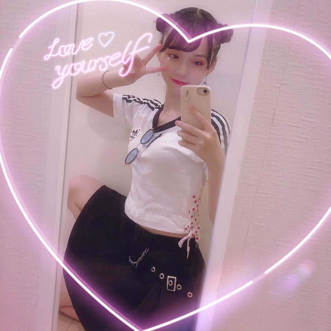 のインスタグラム：「💘💘💘  #옷스타그램 #패피 #패션스타그램 #코디스타그램 #멋스타그램 #오오티디 #데일리룩 #데일리코디 #데일리패션 #전신샷 #全身鏡 #全身コーデ #韓国コーデ #韓国ファッション #韓国スタイル #アディダスコーデ #アディダスtシャツ #お洒落さんと繋がりたい #おしゃれさんと繋がりたい #ファッション好きな人と繋がりたい #japanesegirl #kpop #kpopidol #kpopfashion #ootd #adidas #adidastshirt #adidasoutfit #fashiongram #instafashion」