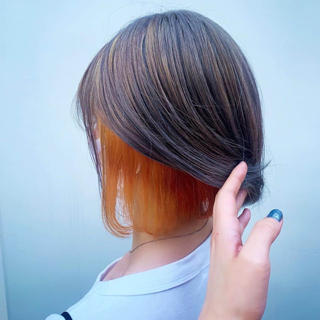 小市眞琴さんのインスタグラム写真 - (小市眞琴Instagram)「昨日お披露目した今の髪型です✨  外が暗くなってしまってわかりづらいけど、 上はベージュ インナーカラーはオレンジ🍊  美容師さんに夏にしてください！ ってお願いしてやって頂きました☺️  #インナーカラー  #インナーカラーボブ」8月24日 21時04分 - makoto_koichi