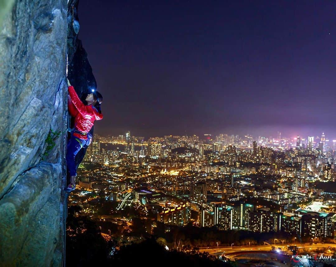 尾上彩さんのインスタグラム写真 - (尾上彩Instagram)「Climbing🧗‍♀️ ×  Night city view⭐️ ・ 今まで登ってきた中でトップ３に入る、最高のロケーション🧗‍♀️⭐️ ・ Photo by @kcphotographyhk  @patagoniajp @patagonia_climb #climbing #bouldering #climblikeagirl #クライミング #ボルダリング」8月24日 21時04分 - aya_onoe