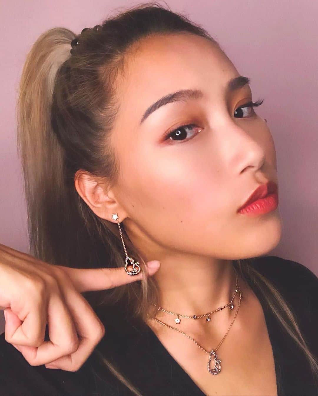 のインスタグラム：「我是你身邊最奴的貓奴嗎？ 如果不是最 應該也是之一吧 現在奴到連飾品都要一起戴 上輩子到底欠他們多少…😂😆 @Swarovski 推出全新Cattitude系列  將貓咪日常生動的姿態幻化成首飾  把最愛的貓老大戴在身上  花媽老大最棒乖乖坐好秀出肥美大手～💓 雖然跟我原本想像的合照還差得遠 但跟貓拍照真的很難 一照難求⋯  右滑看失敗試鏡照 扁的這樣別人會以為我虐貓 誤會大了 我才是被虐ㄉ。  #貓奴容易嗎 #SwarovskiTW  #Cattitude125 😆」