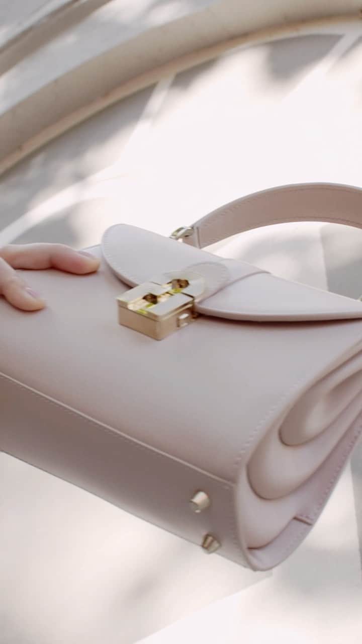フルラのインスタグラム：「A memorable blend of elegance and nonchalance: define your style with the Furla Opera and Furla Cosy.」