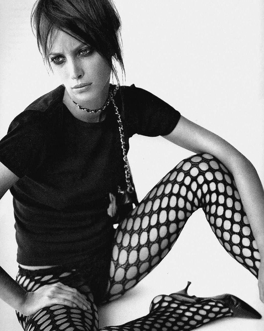 カリーヌ・ロワトフェルドのインスタグラム：「One of my favorite pictures ever 🤍 @ChristyTurlington in Glamour shot by Mario with a Chanel bag as a necklace」