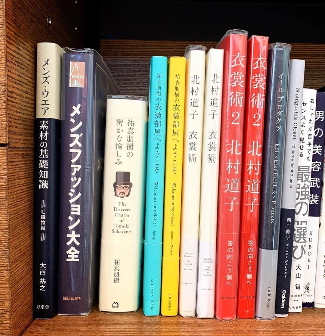のインスタグラム：「代官山TUTAYAにて  #祐真朋樹の密かな愉しみ  #祐真朋樹の密かな愉しみ  @magazinehouse_mook  @shueishabunko  @daikanyamatsutaya_art #北村道子」