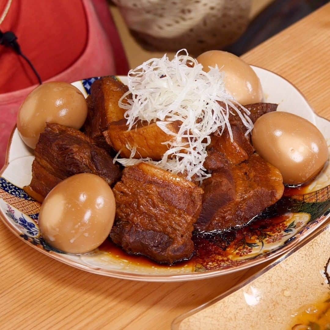 ロシアン佐藤のインスタグラム：「最後は角煮〜！ トロトロ卵とホロホロのお肉！ごはんすすめるしか無い味に仕上がりました。 角煮の煮汁で作った煮玉子が本当に美味しさの塊。みんなぜひご飯にのせようぞ👵🏻  レシピ4つどうだった？ おうちじかん楽しんでもらえるきっかけになればうれしいです〜☺ 作ったらぜひ！ #ろしめし #ろしぴ つけておしえてちょーだい☺♥  〜 角煮の作り方 〜  ＜材料 4人前＞ 豚バラ肉 800g ねぎの青いところ 適量 しょうが 1/2個 水 適量 昆布だし 370ml たまり醤油 130ml 酒 130ml 砂糖 70g 白髪ねぎ 適量  ＜手順＞  1. 豚肉を厚さ2〜3cmほどに切り、圧力鍋に入れる。水を肉にかぶるくらい加え、ねぎ、しょうがのスライスを加え、高圧で15分加圧した後、自然減圧する。 2. バラ肉をそっと取り出し、鍋に移し、昆布だし、たまり醤油、酒、砂糖を入れ、落し蓋をし加熱する。沸騰後火を弱め、更に30分加熱する。 3. 火を止めたら、そのまま冷ます。粗熱がとれたら予め茹でておいた卵を入れ、1日おく。 4. 卵をとりだし温め直したら、器に盛り白髪ねぎをのせる。  #ろしごはん #ロシアン佐藤のレシピ #おなかがすいたらモンスター  #角煮 #煮物 #煮込み料理 #半熟卵 #豚肉 #レシピ #料理 #和食 #japanesefood  #料理好きな人と繋がりたい #🍚 #料理上手くなりたい #料理は愛情  #レシピ動画 #料理動画  #japaneats #クッキングラム #recipe #美味しい #おうちごはん #おうち時間 #yummy #foodporn #foodpic #foodiegram」