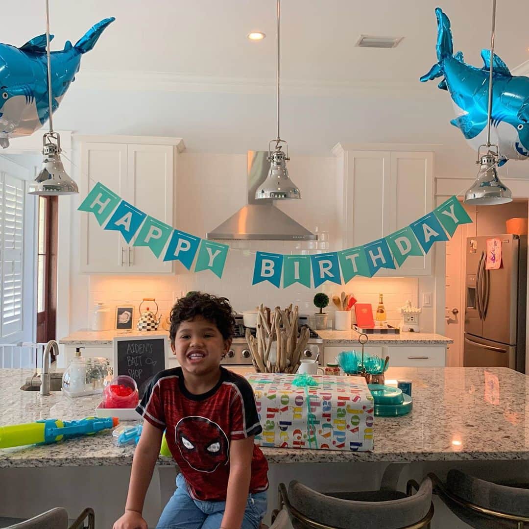 アディソン・ラッセルのインスタグラム：「HAPPY BIRTHDAY🎉🎉🎉Nothing makes me happier and more proud than being your dad! #5andAlive」
