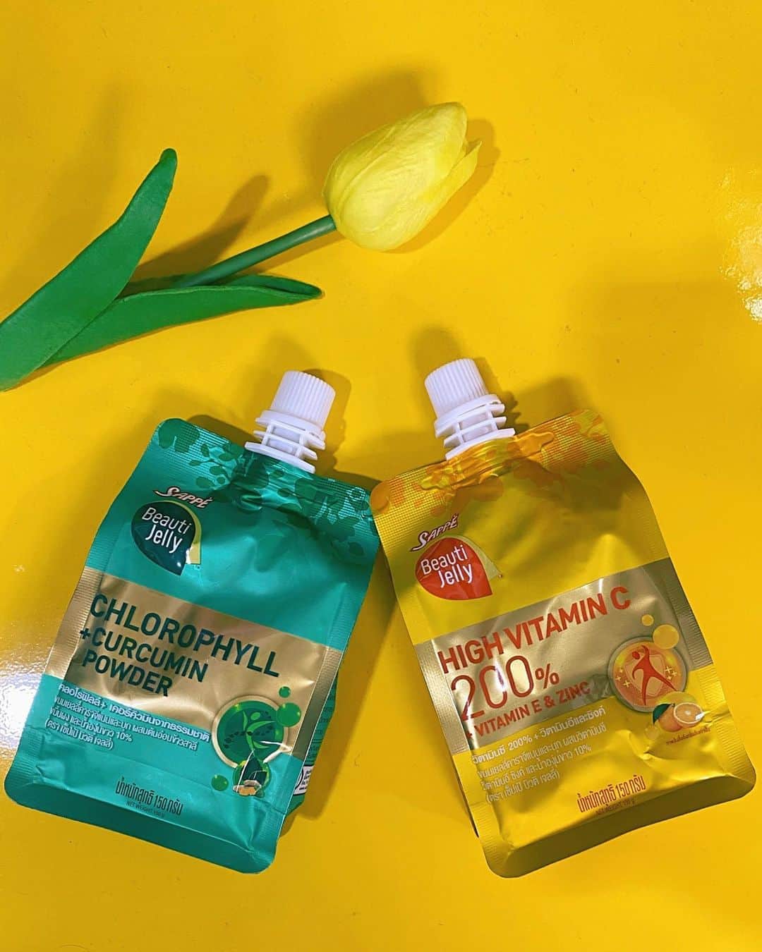 GYEON SEOのインスタグラム：「_* Sappe Beauti Jelly 💚 🧡 . . ลองกันหรือยัง!! สูตรใหม่!! 💚 สูตรคลอโรฟิลล์ ดีท็อกซ์ ช่วยกระตุ้นระบบขับถ่าย โล่งสบาย เอวเอส >> ซื้อได้ที่ 7-11 ทุกสาขา  🧡 สูตรวิตามินซีสูง เสริมภูมิคุ้มกัน บูสผิวสวยออร่า >> ซื้อได้ที่ Family Mart, Watson, Tesco, Big C, Tops, The Mall, Makro และร้านค้าชั้นนำทั่วประเทศ  . . ตัวช่วยให้ สวย มั่นใจ จากภายในสู่ภายนอก อร่อยแถมแคลอรี่ต่ำแบบนี้ ช้าไม่ได้แล้ว!  #สวยมั่นใจเวลาไหนก็พร้อม #ดีท็อกซ์ร่างกายโล่งสบายได้ทุกวัน #บูสท์ผิวสวยด้วยวิตามินซีสูง #Sappe  #SappeBeautiJelly #ดูแลตัวเองอย่างเข้มข้น」